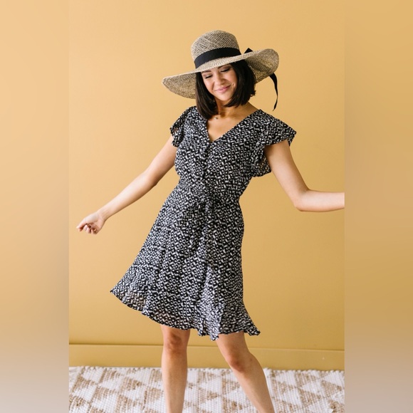 Dresses & Skirts - 🎉HP🎉 Abstract Pattern Black Midi Dress